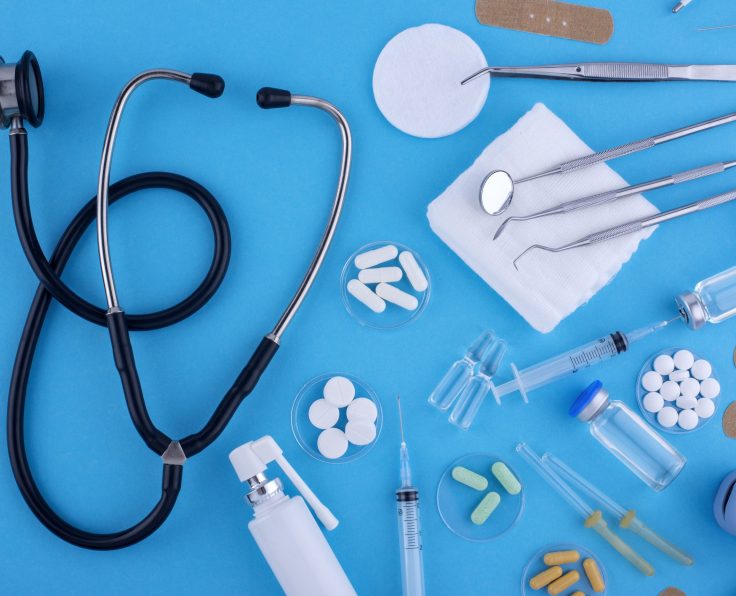 pills-medical-tools-arrangement-flat-lay