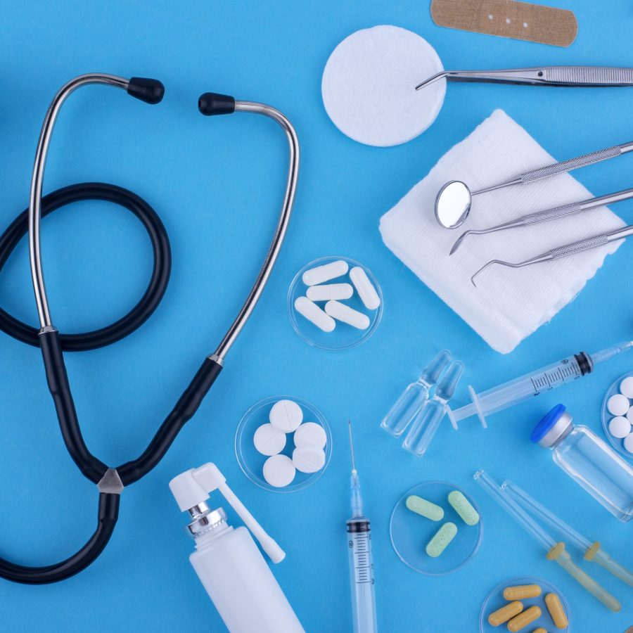 pills-medical-tools-arrangement-flat-lay